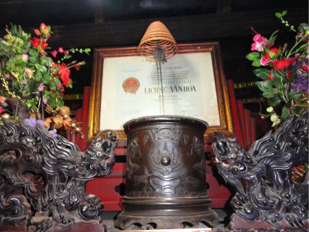 Chiếc lư hương ngàn năm tuổi.