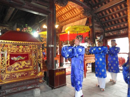 Nghi lễ tiến tửu (dâng rượu) trong ngày kỵ Thánh.