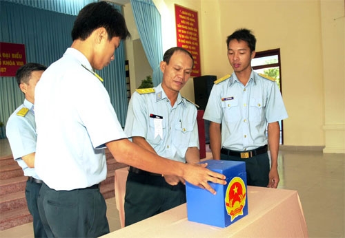 Cử tri và nhân viên tổ bầu cử Đoàn không quân B70, khu vực bầu cử số 187, Thành phố Hồ Chí Minh, tiến hành kiểm tra và niêm phong thùng phiếu phụ.