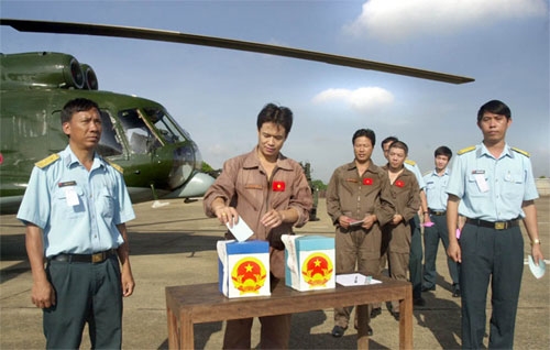 Tổ bay trực sẵn sàng chiến đấu, đơn vị C17, Đoàn không quân B70, thực hiện quyền và nghĩa vụ công dân.