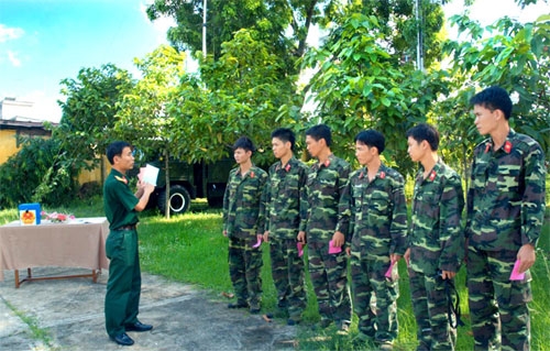 Trung úy Trịnh Hải Anh, Chính trị viên đại đội 3, phân đội 36, Đoàn thông tin N96, phổ biến nội quy bầu cử cho các cử tri tổ đài thông tin cơ động.