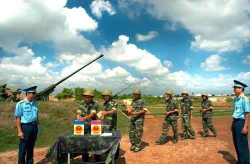 Chiến sĩ đại đội 5, đơn vị H30, Đoàn phòng không B67, bỏ phiếu bầu cử bên trận địa trực sẵn sàng chiến đấu.