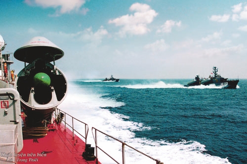 Tàu của Đoàn M72 huấn luyện trên biển.