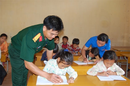Bộ đội Đoàn 326 và trí thức trẻ tình nguyện dạy học cho học sinh Trường Tiểu học Khoang Cáp, bản Hin Cáp, xã Mường Và, huyện Sốp Cộp, Sơn La.