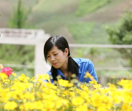 Nét rạng ngời, tươi tắn của cô sinh viên mới ra trường bên vườn hoa Đoàn 326.