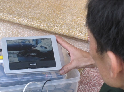 Quá trình cắt được theo dõi và điều khiển từ một màn hình đặt cách vị trí cắt từ 250 đến 300 mét. Vị trí điều khiển này cũng cho phép người vận hành tắt hệ thống khẩn cấp khi có vấn đề phát sinh.