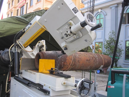 Bom được cắt bằng lưỡi cưa vòng do Mỹ sản xuất (giá thành khoảng 35 USD/lưỡi cưa và mỗi lưỡi cưa có thể cắt được 50 lần). Khi cắt, vết cắt không sinh nhiệt, đảm bảo an toàn cho đội ngũ vận hành.