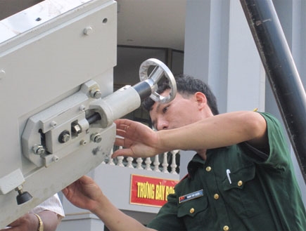 Các cán bộ điều chỉnh các thông số trước khi tiến hành cắt. Chỉ cần một tổ gồm bốn người để vận hành hệ thống này.