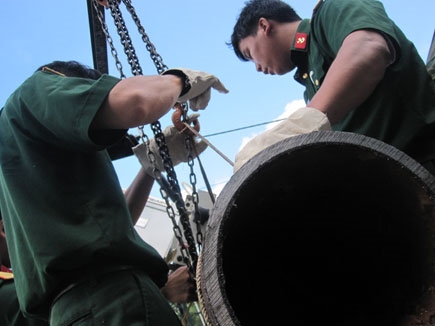 Bom được cẩu vào giá đỡ trên moóc kéo di động.