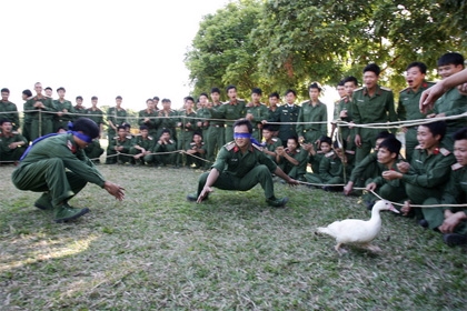 Năm nào đơn vị cũng tổ chức trò chơi bịt mắt bắt vịt, bắt lợn con.