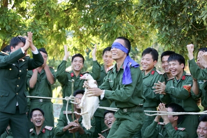 Niềm vui của các chiến sĩ khi bắt được vịt.