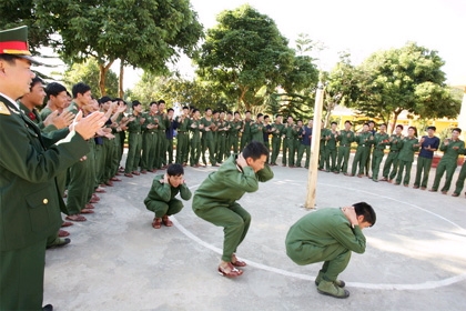 Người thua cuộc của trò chơi bịt mắt đâm chuối bị phạt vừa hát vừa nhảy ếch.