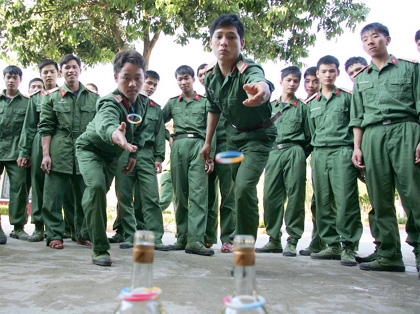 Ném vòng cổ chai luyện cho người lính tính khéo léo và cần độ chính xác cao.