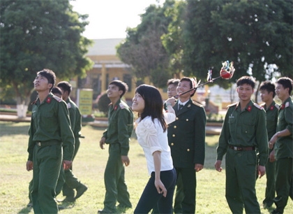 Ném còn là trò chơi dân gian của dân tộc Thái, đòi hỏi nguời chơi ngoài sức khoẻ còn phải khéo léo. Quân và dân tham gia trò chơi ném còn.