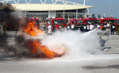 Luyện tập dập tắt đám cháy bằng bình CO2.