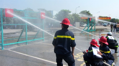 Luyện tập triển khai đội hình máy bơm chữa cháy phun tiêu điểm.