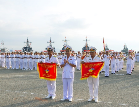 Chuẩn Đô đốc Đinh Gia Thật trao giải nhất cho các tàu đạt giải.