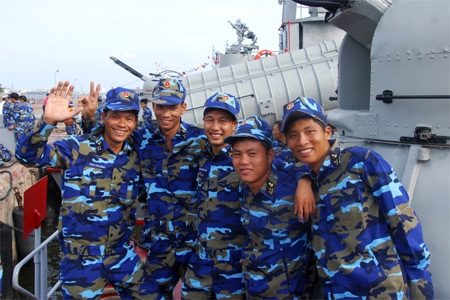 Niềm vui của thủy thủ tàu HQ-360, tàu đạt giải Nhất tại hội thi.