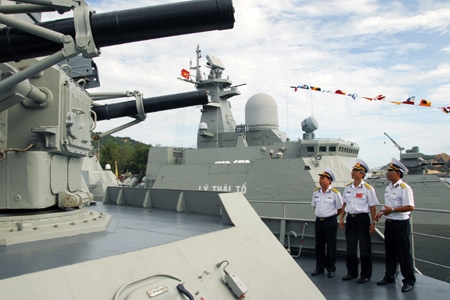 Các thành viên Ban tổ chức, Ban giám khảo kiểm tra tàu dự thi tại tàu Đinh Tiên Hoàng.