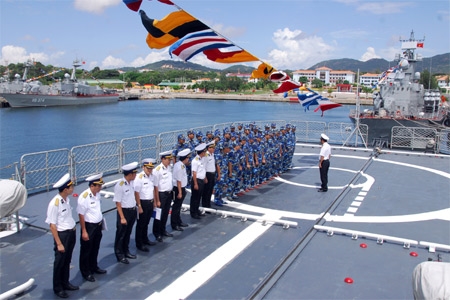 Ban giám khảo phổ biến nội dung thi.