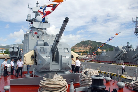 Tiểu ban vũ khí chấm thi tại tàu Lữ đoàn 162.