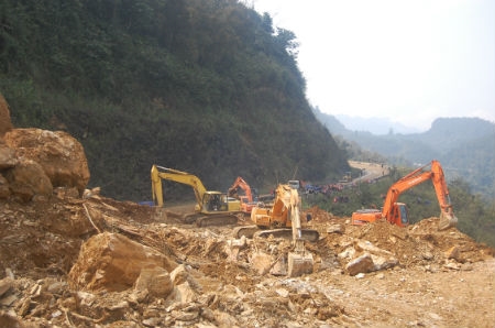 Xe xúc của Công ty CP Đầu tư và Xây dựng công trình 222 hoạt động hết công suất.