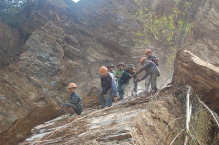 Lực lượng công binh của Bộ CHQS tỉnh Hòa Bình phối hợp cùng công nhân Công ty CP Đầu tư và Xây dựng công trình 222 phá đá mở đường.