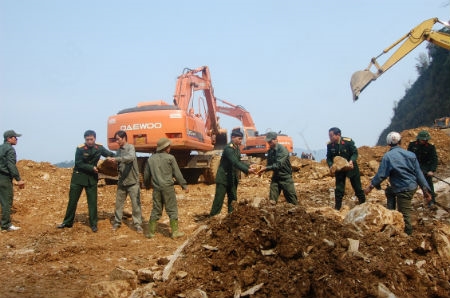 Cán bộ, chiến sĩ Bộ CHQS tỉnh Hòa Bình và lực lượng dân quân xã Tân Sơn và Đồng Bảng (Mai Châu) tham gia vận chuyển đá khỏi hiện trường.