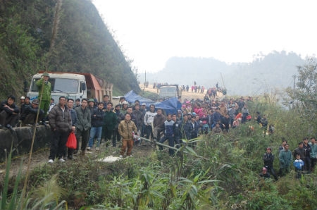 Người dân địa phương theo dõi công tác cứu hộ tại hiện trường.