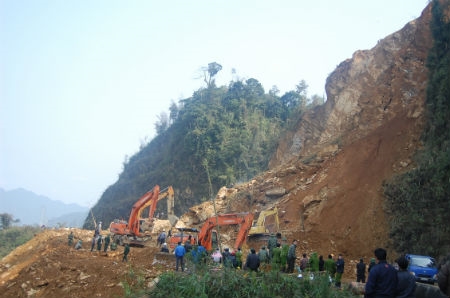 Toàn cảnh khu vực sạt lở nhìn từ hướng Sơn La về Hà Nội.