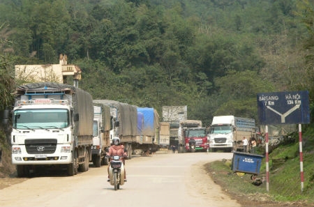 Hàng đoàn xe xếp hàng chờ ngày thông đường.