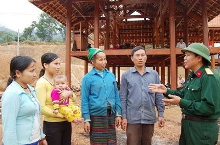 Đại tá Nguyễn Bá Thể, Chỉ huy trưởng Ban CHQS huyện Quế Phong (Nghệ An), trực tiếp về các bản tuyên truyền chủ trương di dân ra khỏi vùng lòng hồ.