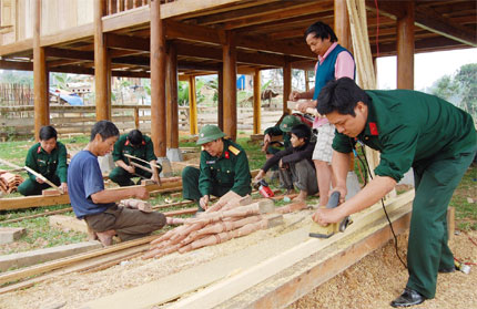 Những “đứa con” về bản