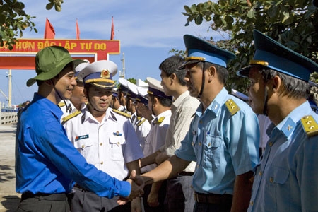 Tham gia đón các đoàn đại biểu lên thăm đảo Trường Sa Lớn.