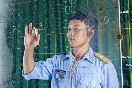 Chiến sĩ tiêu đồ Trạm ra đa 11 trong phiên trực.