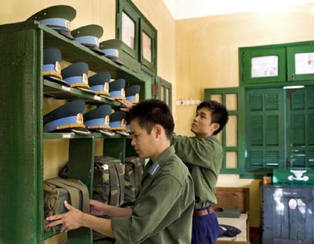 Xếp đặt nội vụ luôn gọn gàng ngăn nắp.