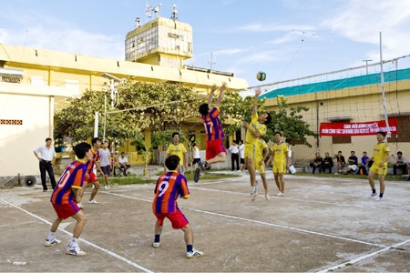 Tham gia các hoạt động thể thao cùng các lực lượng trên đảo.