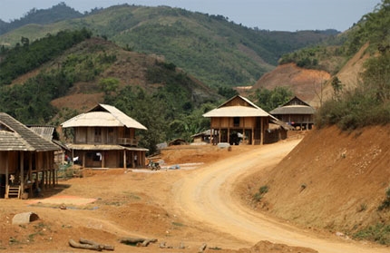 …và bản làng mới bám sát con đường.