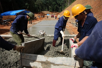Công nhân Công ty Xây dựng Công trình Tân Cảng (Quân chủng Hải quân) đổ bê tông thi công tuyến đường thuộc địa bàn huyện Ngọc Hồi, Kon Tum.
