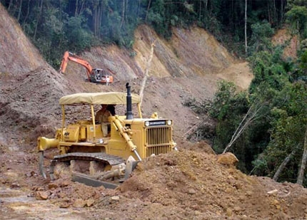 Xe, máy của Tổng công ty 789 mở đường tuần tra biên giới khu vực tỉnh Nghệ An.