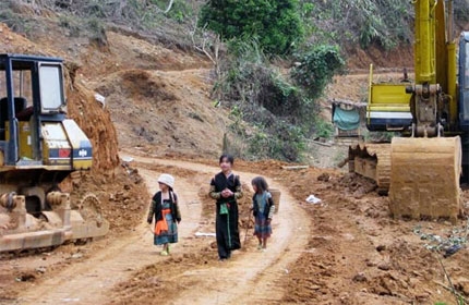 Có đường, không còn cảnh các em trèo đèo lội suối đến trường.