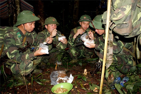 Ngày Tết dù có kế hoạch chu đáo, nhưng vì bình yên biên cương, những bữa cơm dọc dọc đường tuần tra chỉ là thứ yếu, tất cả vì nhiệm vụ...