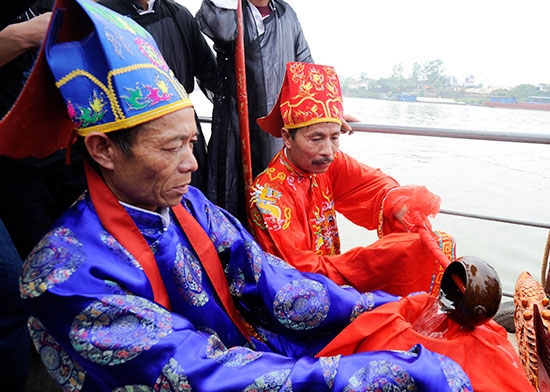 Chóe nước được thuyền chở ra giữa sông Hồng để lấy nước tinh khiết của trời đất.