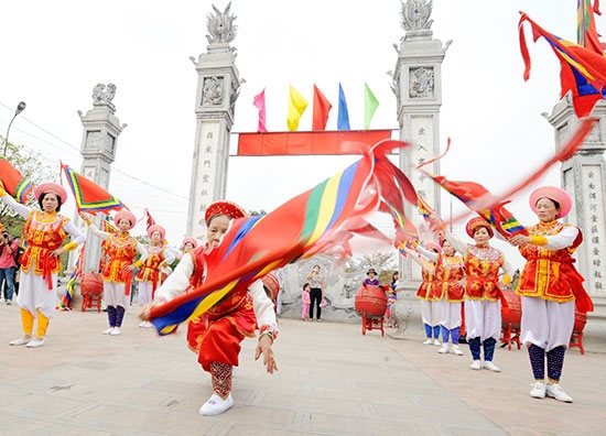 Múa cờ trước buổi lễ.