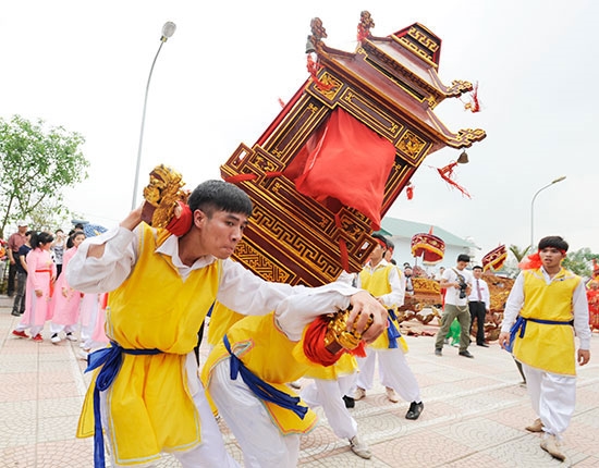 Độc đáo nhất trong đoàn rước có hai kiệu Thánh ông, Thánh bà do các đồng nam, đồng nữ (thuộc gia đình nề nếp văn hóa) rước liên tục quay và di chuyển rất nhanh.(2 ảnh trên)