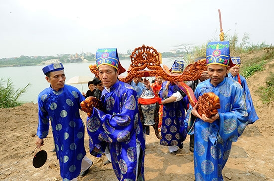 Nước trong chóe được rước về hậu cung để làm lễ mộc bài và để dùng vào nghi lễ cả năm, đậm nét văn hóa nông nghiệp của đồng bằng Bắc Bộ.
