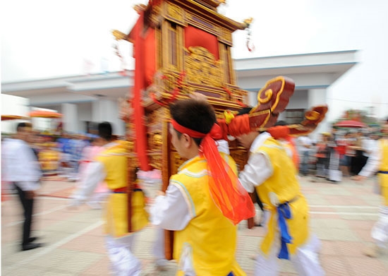 Các kiệu quay tít không biết mệt mỏi.