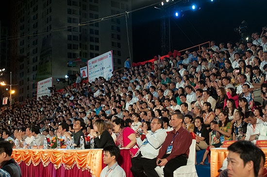 Hàng nghìn người háo hức xem các tiết mục đặc sắc.