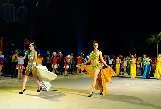 Đi đầu các khối diễn luôn là những người đẹp trong trang phục đậm nét của Carnaval.