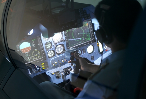Trước khi bay đêm, phi công thực hiện bay tập trong buồng tập lái tại trung đoàn.
